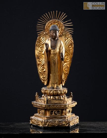 日本，20世纪。佛像立于一个三层六边形基座上，基座雕刻精美，顶部饰有莲花底座。双手结说法印。 光环中