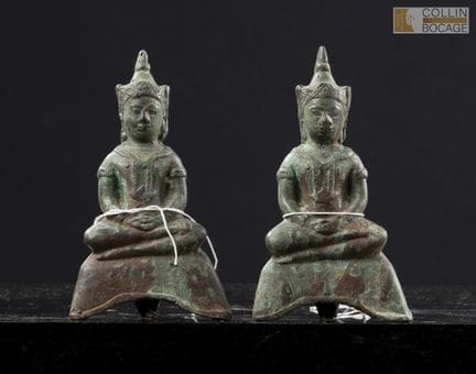 泰国，20世纪。两尊佛像端坐于三足基座上，双手结禅定印。青铜材质，表面呈绿色和红褐色包浆。高：12.