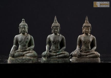 泰国，20世纪。三尊以金刚坐姿端坐、以大地为证的佛像。青铜，表面呈绿色锈迹。高：10.5至11.5厘