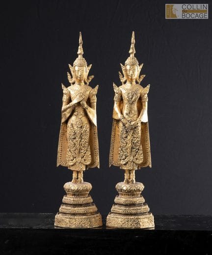 现代泰国，拉塔纳科辛风格。两尊佛像立于三层台座之上，台座呈莲花状，双手或交叠于胸前，或置于下腹处。镀