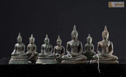 泰国，20世纪。七尊采用金刚坐姿的佛像，其中四尊正在打坐，三尊向大地发愿。青铜，表面呈绿色锈迹。高：