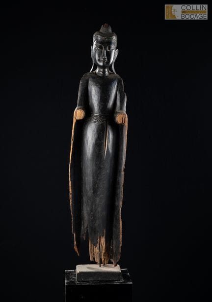 LAOS moderne.
Bouddha debout portant une robe mona