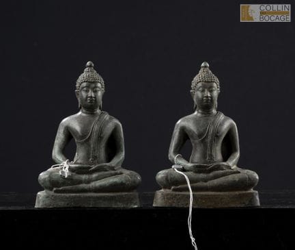 泰国，20世纪。两尊以金刚坐姿端坐的佛像，双手呈禅定印。青铜，表面呈绿色铜绿。高：15.5厘米。