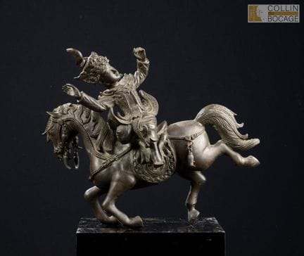 印度，20世纪下半叶。一组雕塑，描绘了一名舞者在奔跑的马背上表演杂技。青铜材质，表面呈褐色古铜色。高