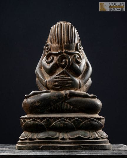 泰国，20世纪下半叶。一尊名为“普拉·皮达”（Phra Pidta）的圆雕佛像，这位闭目冥想的佛陀已