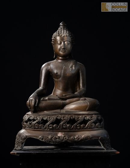 泰国，20世纪，兰纳风格。佛像呈“取地为证”坐姿，端坐于饰有藤蔓纹样的镂空底座上。青铜材质，表面呈褐