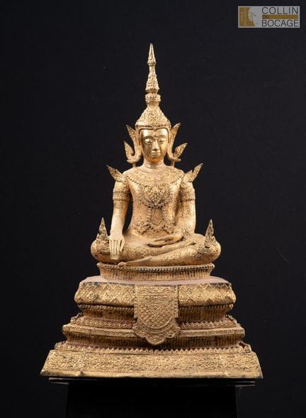 泰国，20世纪下半叶，拉塔纳科辛风格。佛像端坐于三层基座之上，手势为“取土为证”。陶土芯上镀金青铜。