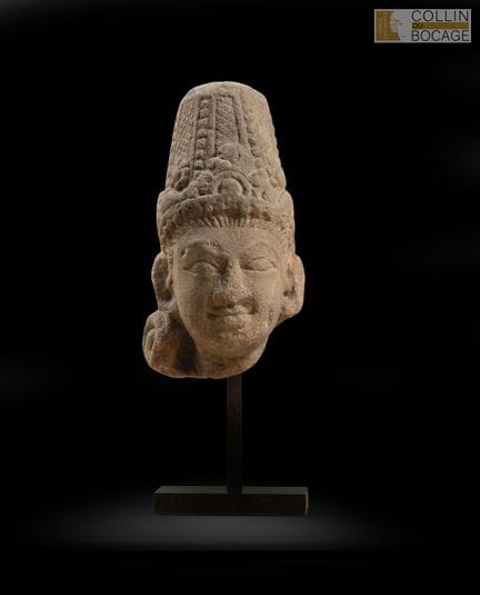 INDE, XI- XIIème siècle.
Tête de Surya sculptée en