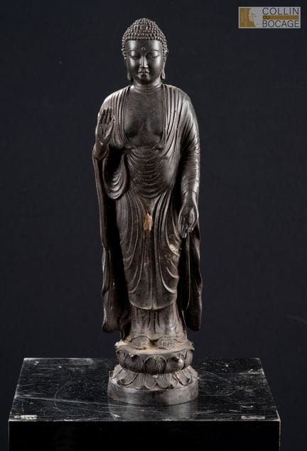 日本，20世纪。阿弥陀佛立像，立于莲花形基座上，双手分别结说法印和布施印。青铜材质，表面呈深色包浆。