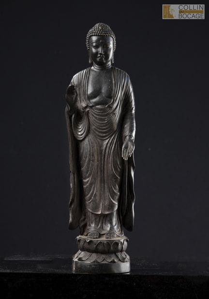 日本，20世纪。阿弥陀佛立像，立于莲花形基座上，双手分别结说法印和布施印。青铜材质，表面呈黑色包浆。