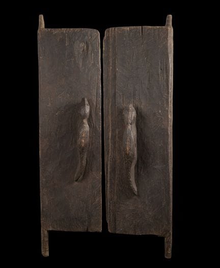 INDONESIE, XXème siècle. Paire de portes dont les 