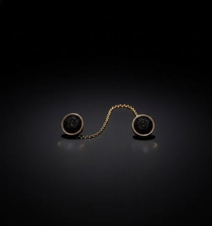 In Gold gefasste Korozo Nuss.
Bruttogewicht: 5,9 g