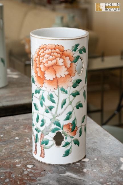 - CHINA Durchbrochene, zylindrische Vase mit Blume