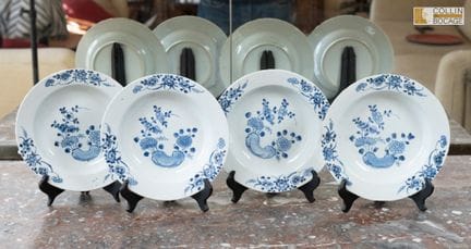 (CHINA)  Vier tiefe Teller in Blau-Weiß-Tönen
Anfa