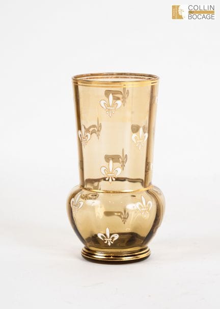 Kleine Vase mit Lilienverzierung aus Emaille
