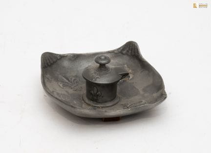 Schreibschale aus Zinn mit Lilienverzierung