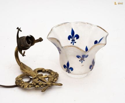 Wandleuchte aus emailliertem Glas mit Lilienmotiv
