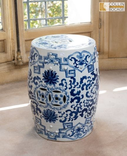 CHINA: Zwei blau-weiße Porzellan-Hocker, modern
H: