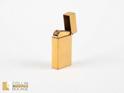 Goldenes Feuerzeug 
Metall
H: 5,6 cm
