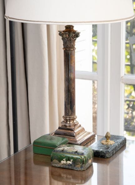 Korinthische Säule als Lampe. Metall. Höhe: 38 cm
