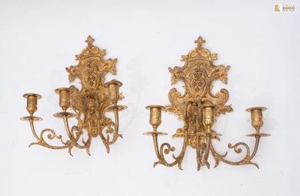 Ein Paar Wandleuchten mit Lilienverzierung
H.: 38 