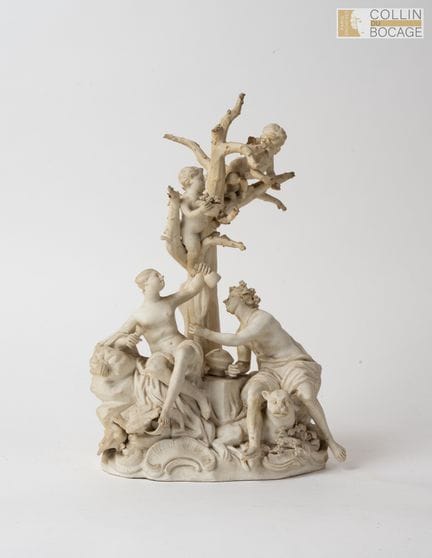Figurengruppe, die ein Paar um einen Baum herum da