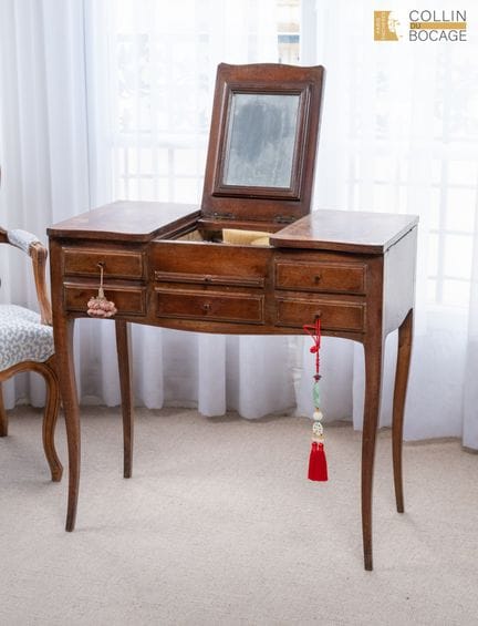 Frisiertisch aus Furnierholz 
Stil Louis XV (mit A