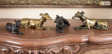 Vier liegende Windhunde. Bronze und Metall. Ende d
