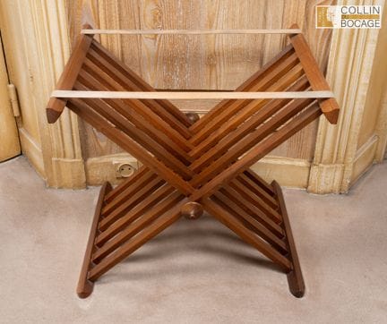 - Klappbarer Kofferständer. Holz, H: 46 cm
- Ablag