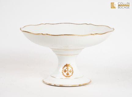 Obstschale mit goldenem Rand und Lilienverzierung
