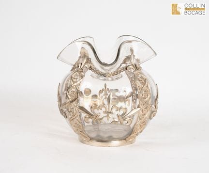 Vase im neugotischen Stil mit einem Dekor aus Lili