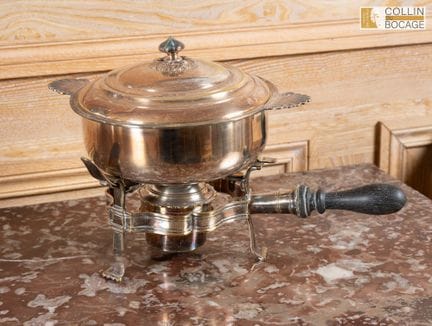 - Gemüseschale und Metallkocher.
-  (90) Gemüsesch