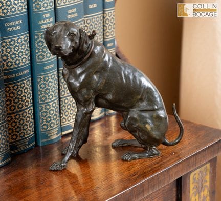 (Jagd) Sitzender Hund. Patinierte Bronze (Abnutzun