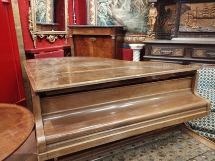 PLEYEL
Wooden quarter-tail piano, signed Pleyel.