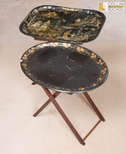 Zwei Tabletts aus schwarz lackiertem Blech mit Blu