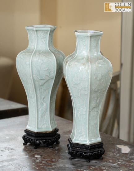 CHINA Zwei Vasen in Balusterform mit abgeschrägten