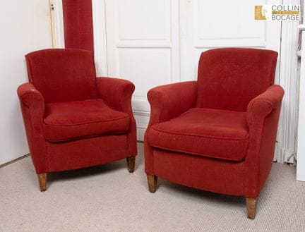 Zweisitzer-Sofa und zwei rote Clubsessel