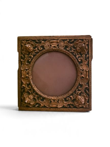 Wooden frame with stucco and gilded decoration fea