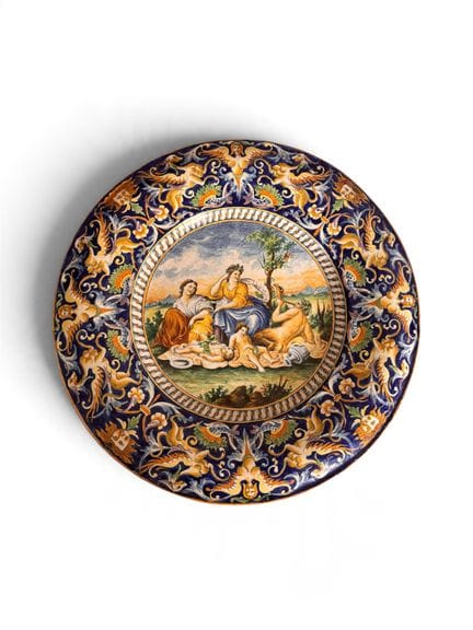 URBINO in style. Rimmed dish depicting a mythologi