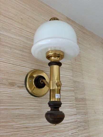 Ein Paar Wandleuchten aus Opalglas. Modern