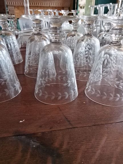 Set of stemmed glasses, engraved with garlands and
