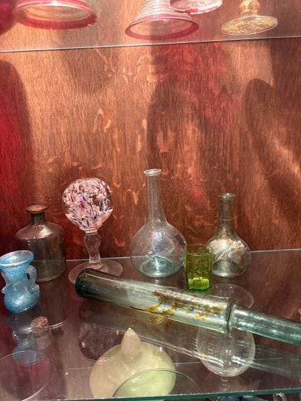 Lot de verrerie dont un vase à encre et sulfure