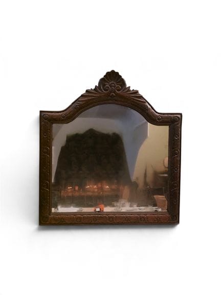Pediment mirror, decorated with a seashell.
Molded