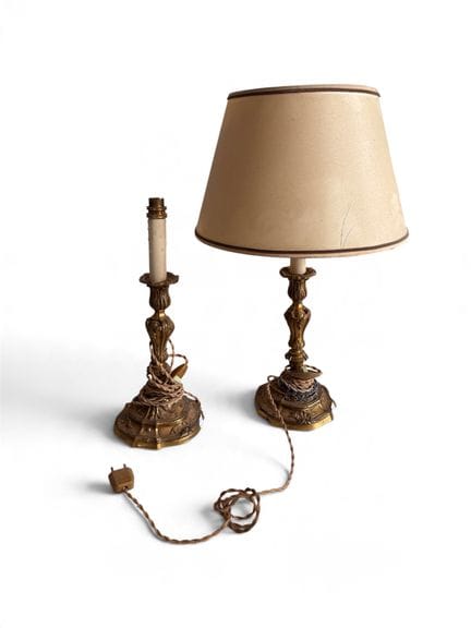 Zwei Nachttischlampen aus vergoldeter Bronze.
Ents