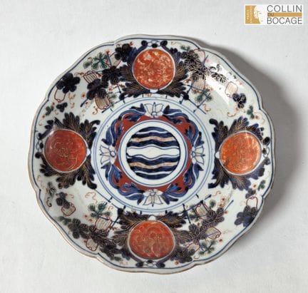 CHINE
Assiette  chantournée à  décor de quatres me
