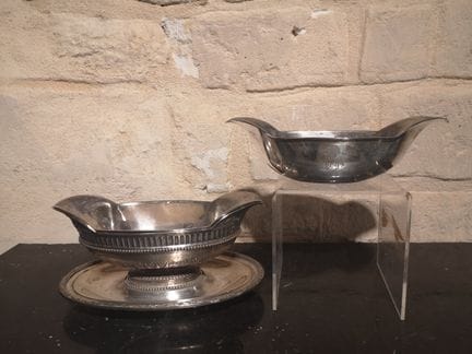 ODIOT
Gravy boat and tray  decorated with a frieze