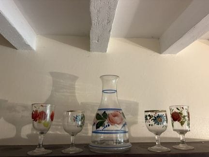 Ensemble de quatre verres et une carafe peint aux 