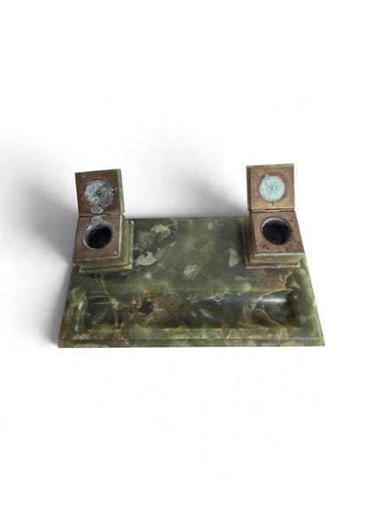 Green marble inkwell. Circa 1950. 
Dimensions: 36 