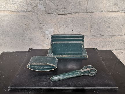 Nécessaire de bureau en cuir. Piqures cellier styl