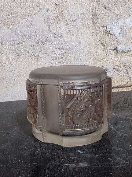 LALIQUE “Hélène”款粉盒
压模玻璃制品，哑光缎面效果，保留原有的棕色古色。（盖内侧有多